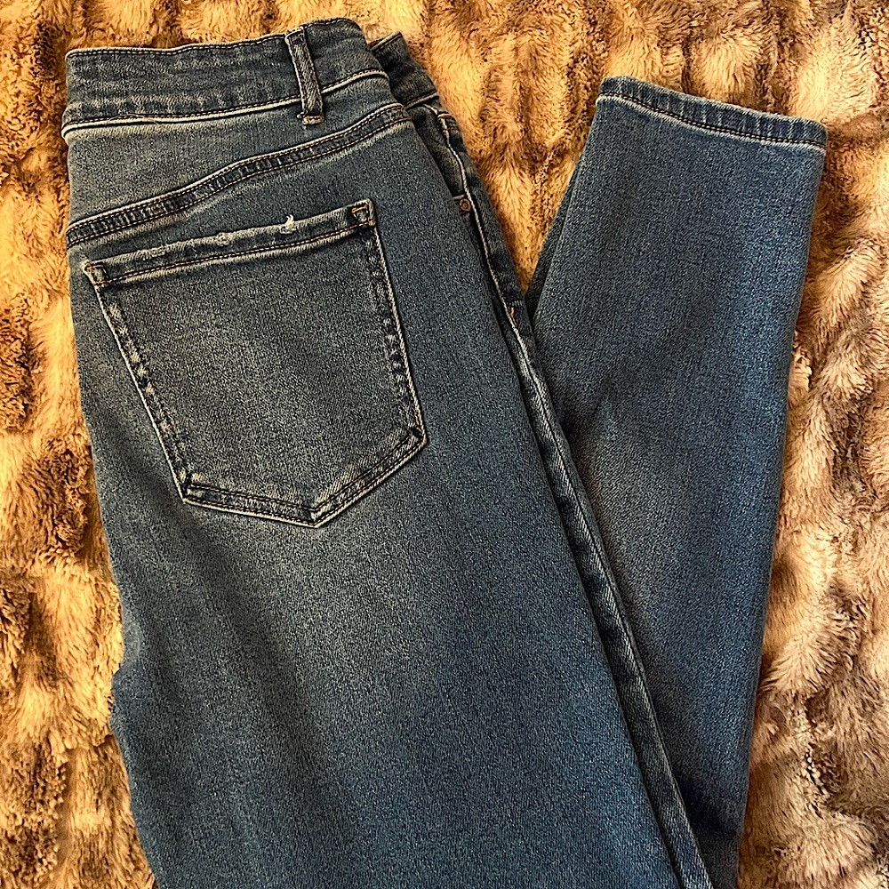 Skinny jeans with no holes